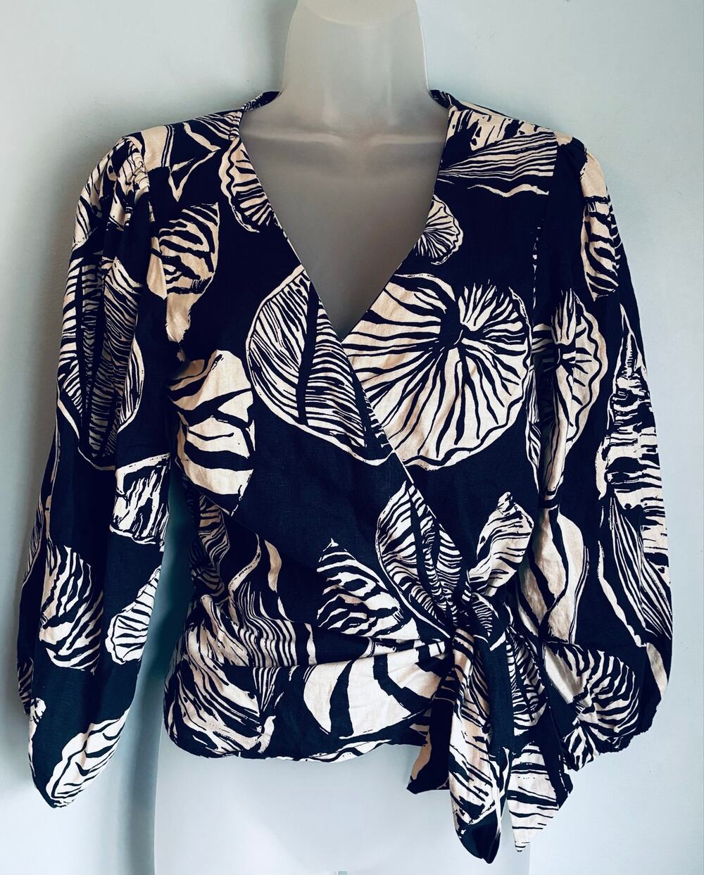Nicole Miller New York Wrap Blouse Women’s Small Blue White Linen Blend Tie Top